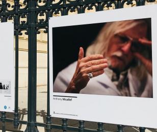 Les grilles du Palais de la Bourse accueillent une exposition de photojournalisme 