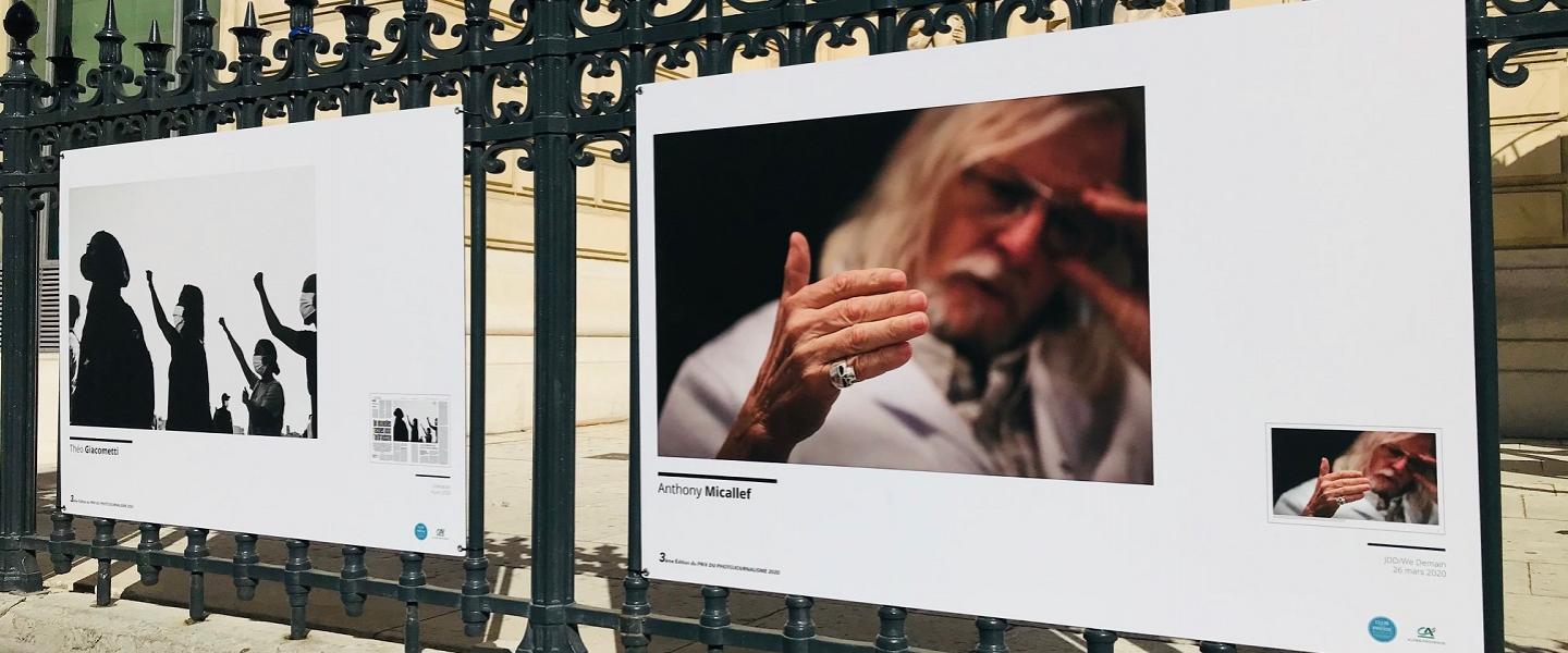 Les grilles du Palais de la Bourse accueillent une exposition de photojournalisme 